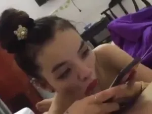 em-di-vua-mut-vua-check-tin-nhan-khach-ke-tiep
