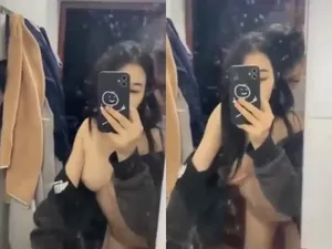 gai-xinh-vu-to-cam-sung-ny-cho-thang-ban-than-du-trong-toilet